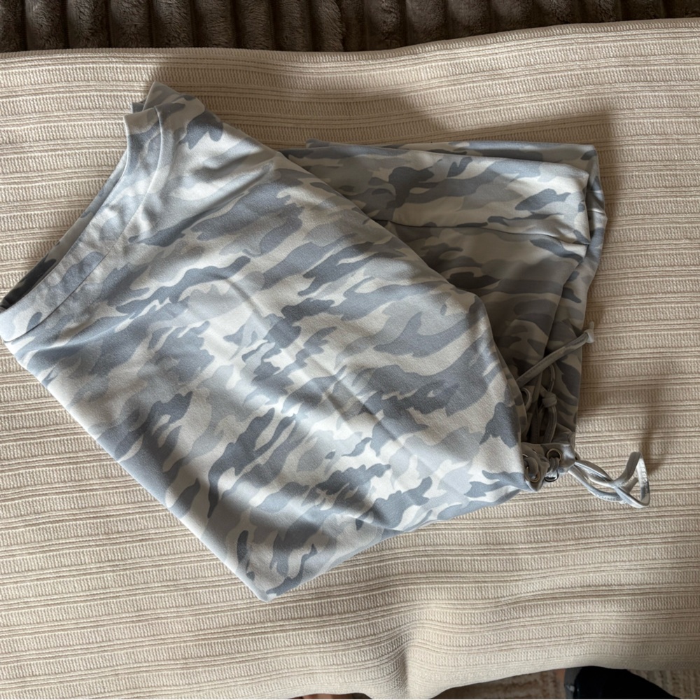 VENUS Light Gray Camo Side Tie Top. Excellent Condition Medium. - Picture 7 of 7